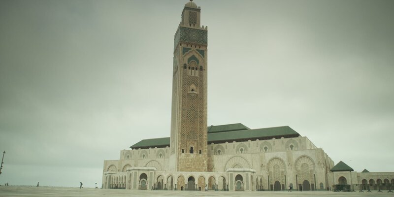 Moschee Hassan II.: High-Tech-Gotteshaus luxuriösen Ausmaßes in Casablanca und höchstes Gotteshaus der Welt. Der besondere Clou ist das verschiebbare Dach: Die 1100 Tonnen öffnen sich auf Knopfdruck lautlos in fünf Minuten. Nachts schießt ein Laserstrahl aus der Spitze des Minaretts und strahlt 30 Kilometer weit gen Mekka. – Bild: ZDF und Torbjörn Karvang