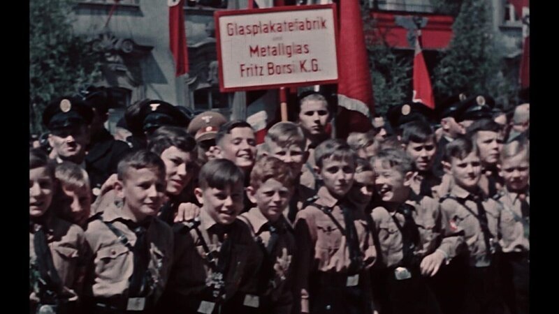 Kleine Jungen in der Hitlerjugend. – Bild: ZDF und Spiegel TV