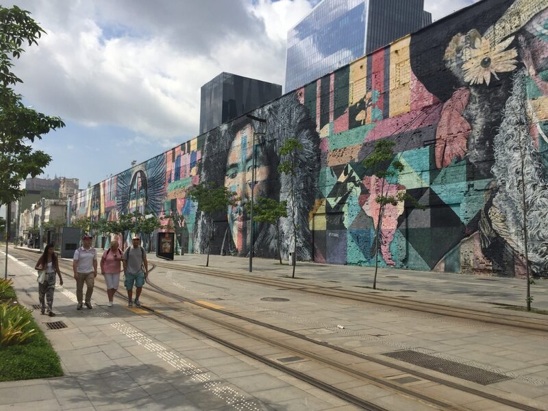 Rio de Janeiro in Brasilien. Die Reiseleiterin Dörte Gebauer (3. von links) und Gästebetreuer Bernd Wallisch (2. von links) mit ihren Guides Lasse und Lais auf dem Weg zum Mercadao de Madureira in Rio de Janeiro. – Bild: André Goerschel /​ BR, Bewegte Zeiten Filmproduktion GmbH
