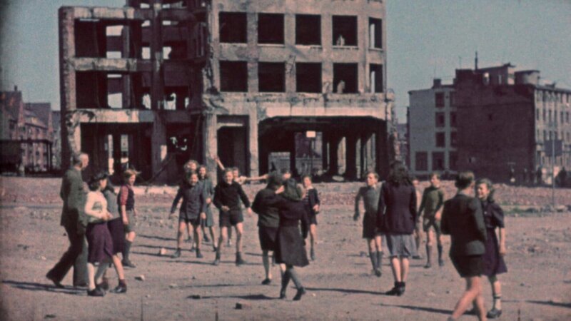 Kinder vor zerstörtem Haus. – Bild: ZDF und Spiegel TV