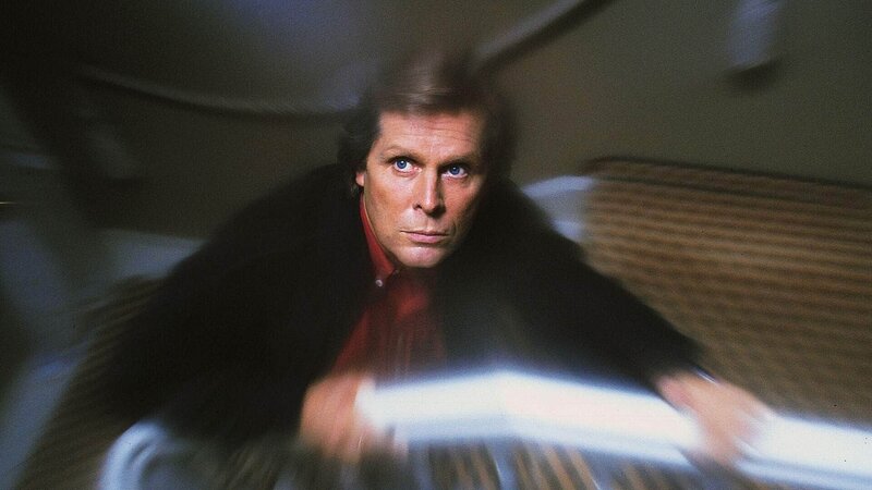 Dr. Stefan Frank (Sigmar Solbach) ist auf dem Weg zu Waldners. Er macht sich große Sorgen um seinen Freund Ulrich. – Bild: MG RTL D /​ Elke Werner