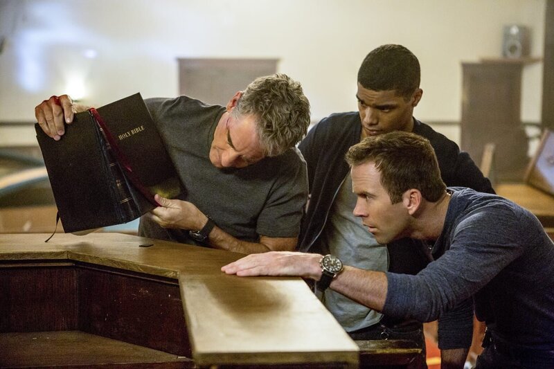 Agent Pride (Scott Bakula, l.), Agent LaSalle (Lucas Black, r.) und Petty Officer Johnny Rudd (Rome Flynn, M.) machen eine interessante Entdeckung. Werden sie mit Hilfe der Bibel den Fall lösen? – Bild: 2017 CBS Broadcasting, Inc. All Rights Reserved Lizenzbild frei