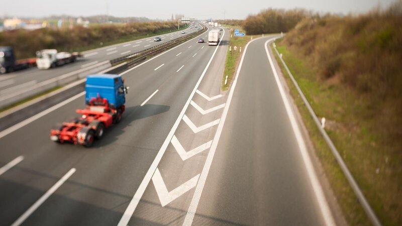 In the evening, driver Günter Weyer sets off for Berlin with an extra-wide heavy load. – Bild: Christian Schwier