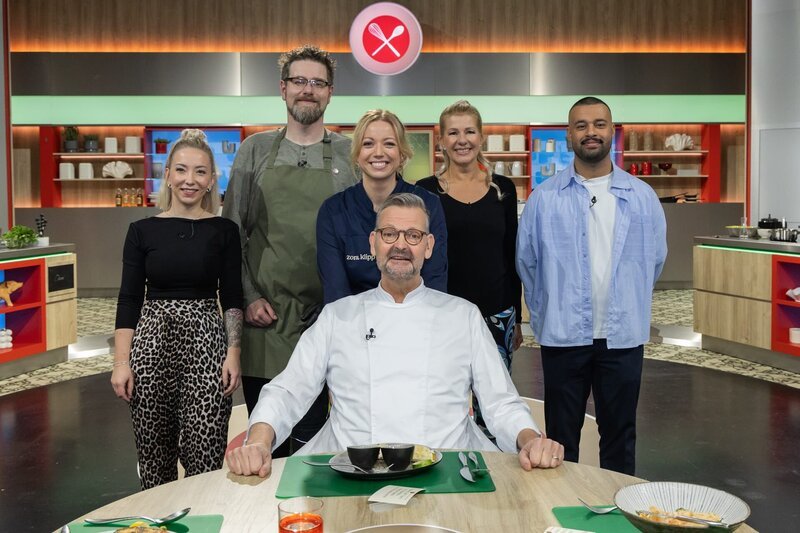 Von links: Kandidaten Eva-Maria Eul, Julian Tappe, Moderatorin Zora Klipp, Juror Thomas Martin, Kandidaten Anette Nagel und Omar Rashiq – Bild: ZDF und Norman Kalle