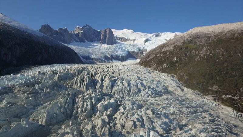 Flugaufnahme des Originalschauplatzes in Feuerland. Dort, wo 1829 die HMS Beagle ankerte, kalben heute gigantische Gletscher direkt ins Meer. in Verbindung mit der Sendung bei Nennung ZDF/​J¸rgen StumpfhausFlugaufnahme des Originalschauplatzes in Feuerland. Dort, wo 1829 die HMS Beagle ankerte, kalben heute gigantische Gletscher direkt ins Meer. in Verbindung mit der Sendung bei Nennung ZDF/​J?rgen Stumpfhaus – Bild: ZDF und Jürgen Stumpfhaus