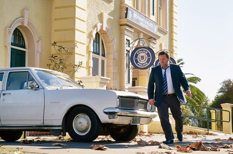 Detective Shepherd (Neill Rea) muss den Tod seiner Lieblingssängerin Holly Collins aufklären. – Bild: ARD/​Alll3Meida International