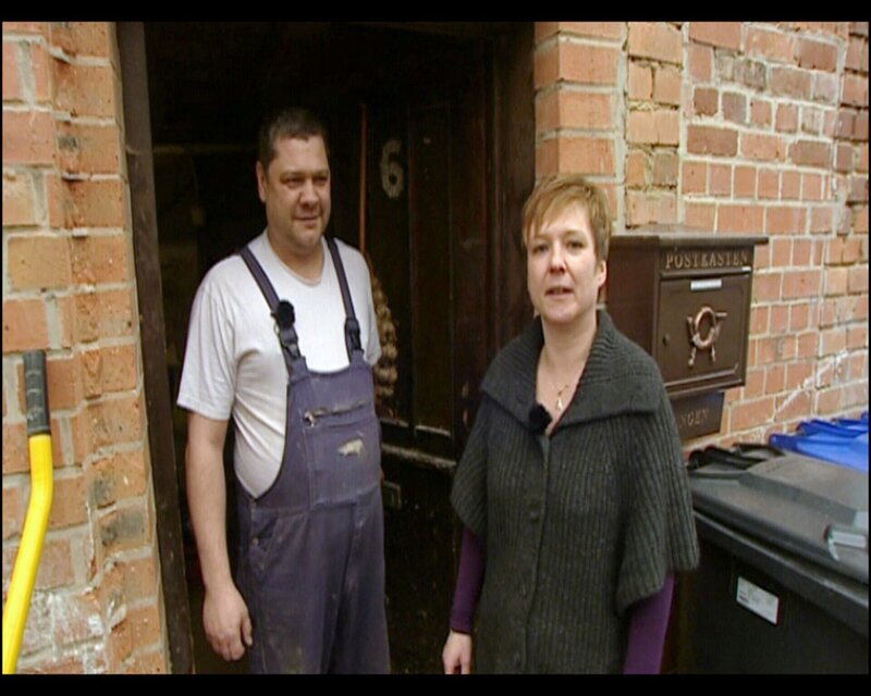 Thorsten und sein Bruder hatten ein sanierungsbedürftiges Fachwerkhaus geerbt, das Thorsten seinem Bruder komplett abkaufte. Gemeinsam mit Marion und den drei Kindern will er das Haus in Eigenleistung sanieren … – Bild: RTL Zwei