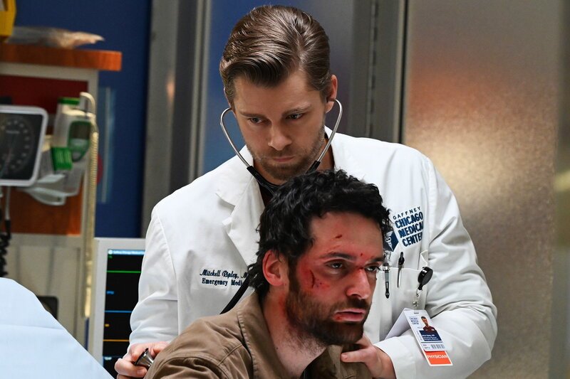 Chicago Med Staffel 9 Folge 6 Luke Mitchell als Dr. Mitch Ripley – Bild: SRF/​NBC Universal