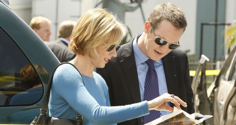 Natalie (Traylor Howard) und Lt. Disher (Jason Gray-Stanford) entdecken interessiert, dass die Schauspielerin Christine Rapp kurz vor dem Mordanschlag ihre skandalöse Biographie veröffentlicht hat. – Bild: RTLplus