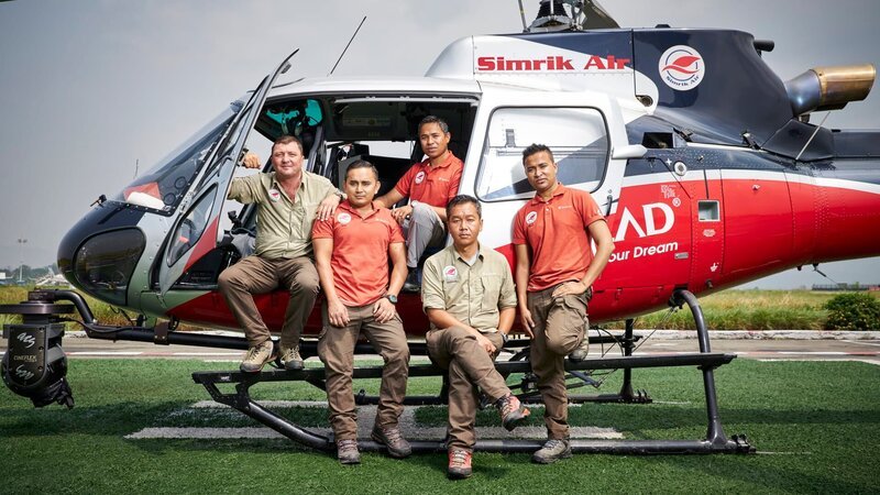 Simrik Air helicopter pilots, Kathmandu helipad. Left to right; Jason Laing, Bibek Khadka, Surrendra Poudel, Siddartha Gurung, Ananda Thapa (Andy) – Bild: Discovery Communications.