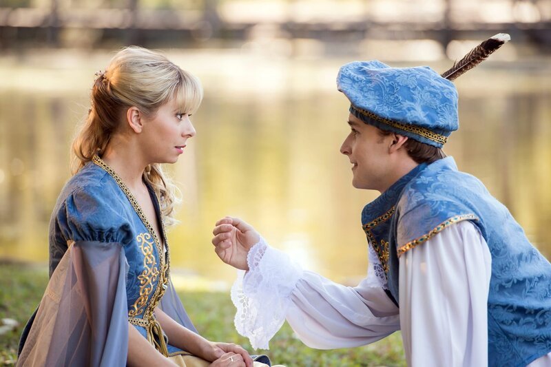 Peter (Jamie Carter rechts) steht unter dem Bann eines Zaubers. Er glaubt, er sei der echte Romeo und Fee Lily (Mia Milnes links) seine Julia. Lily fühlt sich geschmeichelt. – Bild: ZDF/​Jonathan M. Shiff Productions/​Screen Queensland