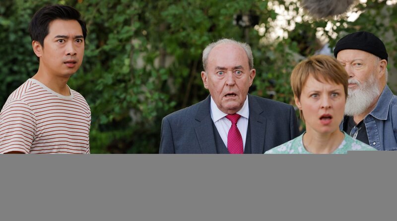 Plocher (Michael Prelle, 3.v.r.), Vicky Adam (Katja Danowski, 2.v.r.), Reinhard Bielefelder (Bill Mockridge, r.) und Hui Ko (Aaron Le, l.) sehen erstaunt, Klaus Schmitz beim Trampolinspringen zu. – Bild: ARD/​Tom Trambow
