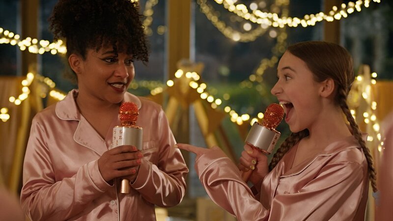 Charlotte (Gloria Colston, l.) und Lucy (Kensington Tallman, r.) singen Karaoke im Pyjama. – Bild: hr/​Red Monk Studios srl/​ HSR S1 (FGM) Inc.