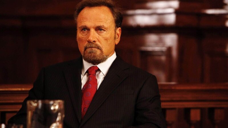 Roberto Distasio (Franco Nero) wird vorgeworfen, ein sudanisches Zimmermädchen eines New Yorker Hotels sexuell belästigt zu haben. Doch ist der italienische Ministerpräsident wirklich schuldig? – Bild: TVNOW /​ Universal