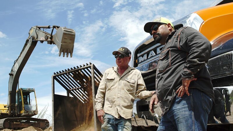 L-R: Freddy Dodge, Juan Ibarra looking off camera – Bild: Warner Bros. Discovery, Inc. or its subsidiaries and affiliates