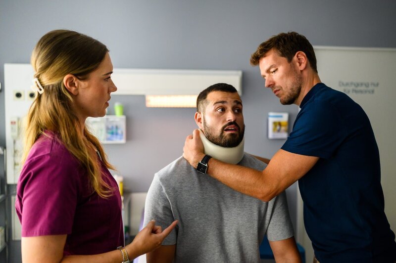 Elisabeth Hertz (Henrike Hahn, l.) unterstützt Dr. Julius Walden (Constantin Lücke, r.) bei der Behandlung von Dr. Tarik Şahin (Nicolas Fethi Türksever, M.). – Bild: ZDF und Julia Feldhagen