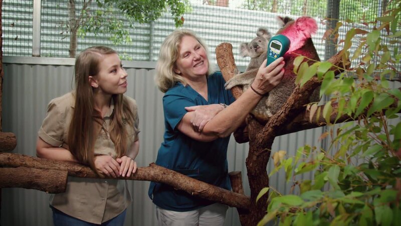 Bindi (l.) – Bild: Warner Bros. Discovery