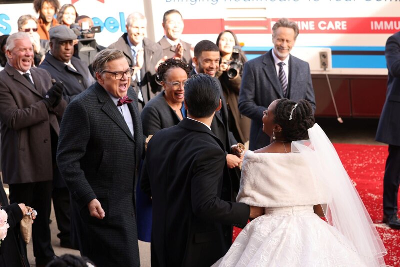 (l-r) Oliver Platt als Daniel Charles, S. Epatha Merkerson als Sharon Goodwin, Brian Tee als Ethan Choi, Roland Buck III als Noah Sexton, Steven Weber als Dean Archer, Yaya DaCosta als April Sexton, Nick Gehlfuss als Will Halstead – Bild: Universal Television LLC