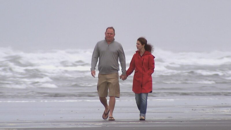 An den prächtigen Stränden von Portland in Oregon gehen Alisa und Jamie mit ihren Kindern gerne surfen, beobachten Wale und Wellen. Jetzt suchen sie ein Ferienhaus am Strand an der Pazifikküste in dem hübschen, ruhigen Ort Gearhart – Bild: HGTV