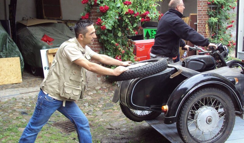 Trödel-Experte Mauro Corradino mit einem alten Motorradgespann. – Bild: RTL II