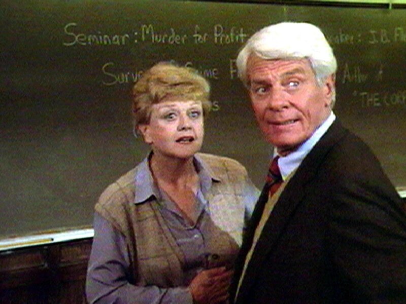 Jessica (Angela Lansbury) hält an der Uni ihres Studienfreundes Dr. Gerard (Peter Graves) eine Vorlesung. – Bild: Warner TV Serie