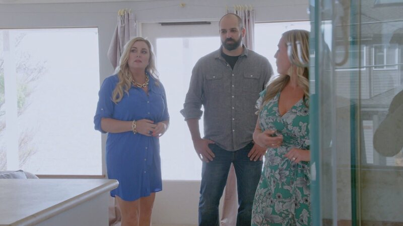 Ein Paar lässt Montana hinter sich, denn Strände locken sie mehr als die Rocky Mountains. In der Kleinstadt Ferndale in Washington wünscht sie sich ein Haus mit Panoramablick auf den Pazifik und einem großen Zimmer für ihre Teenager-Tochter. Er hätte gerne ein einzugsfertiges Zuhause mit viel Platz im Freien. Kann der Makler das Haus finden, das beide Wünsche vereint? – Bild: HGTV