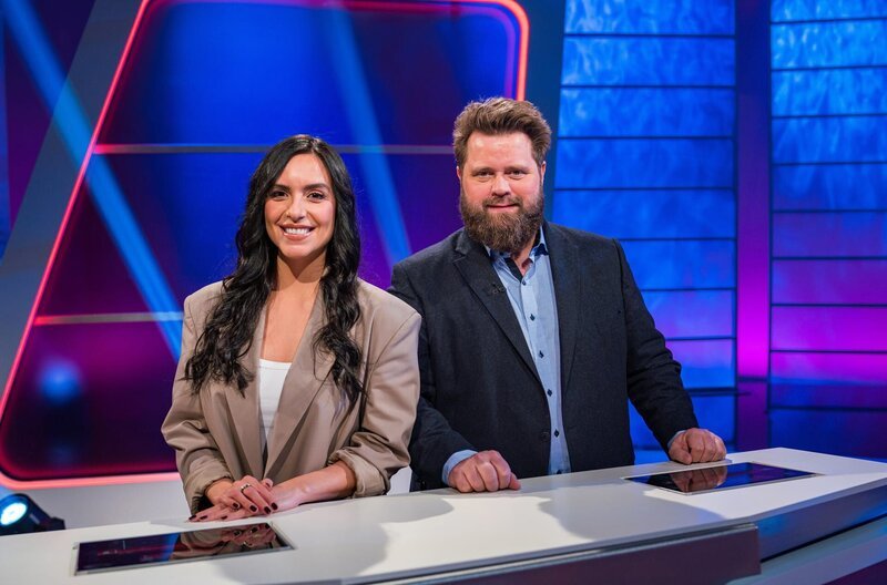 Journalistin Jessica Schöne und Schauspieler Antoine Monot Jr. freuen sich auf spannende Fragen beim Wissensquiz „Meister des Alltags“. Ein Ratespaß, der Tipps und Tricks für den eigenen Alltag liefert – und viele lustige Momente. – Bild: HR/​SWR/​Christian Koch