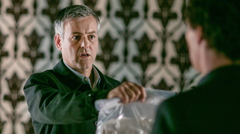 Die für ihn kinderleichten Fälle von Inspector Lestrade (Rupert Graves, li.) bieten dem unterforderten Meisterdetektiv Sherlock Holmes (Benedict Cumberbatch) einen erfüllenden Zeitvertreib. – Bild: ZDF und Hartswood Films 2016/​BBC