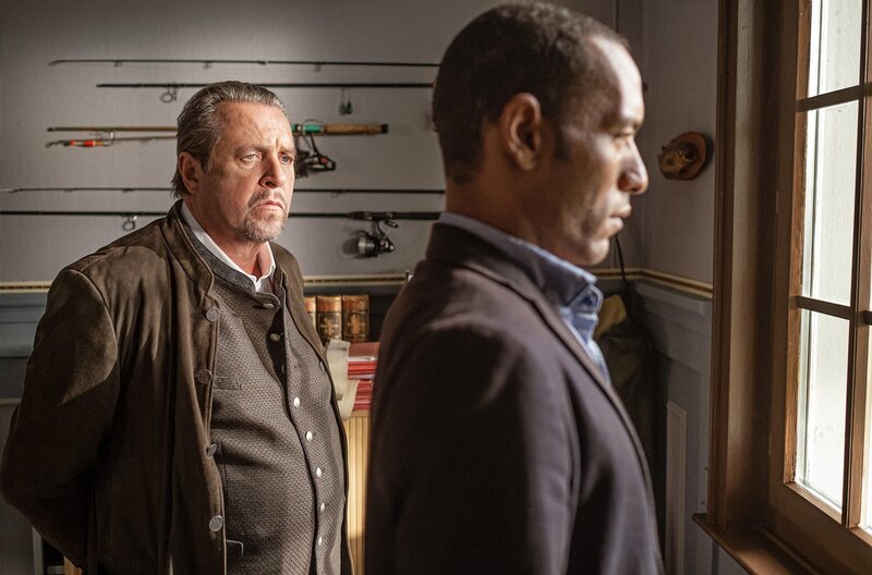 Die beiden Kommissare Benedikt Beissl (Andreas Giebel, l.) und Jerry Paulsen (Peter Marton, r.) besprechen den aktuellen Mordfall. – Bild: ARD/​Raymond Roemke/​Raymond Roemke