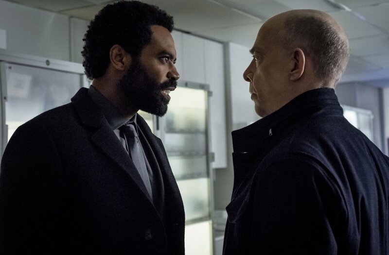 Ian Shaw (Nicholas Pinnock, l.); Howard (J.K. Simmons, r.) – Bild: MRC II Distribution Company L.P.