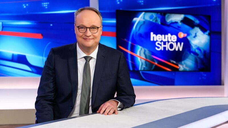 Oliver Welke im Studio. – Bild: ZDF und Julia Feldhagen