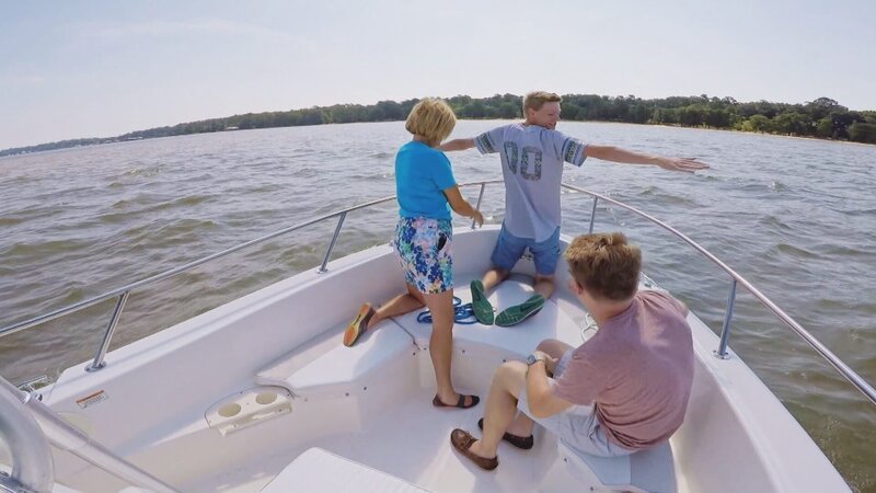 Als ihre Söhne aufs College gehen, möchte ein Paar an die wunderschönen Sandstränden nach Fairhope ziehen. Sie wünscht sich ein offenes Wohnzimmer und eine Küche für viele Gäste. Er hätte gerne ein Dock, um eine neue Familientradition – das Angeln – einzuläuten. Ein neues Haus mit all dem zu finden, ist nicht leicht, aber ihr Makler scheint den Herausforderung gewachsen. – Bild: HGTV
