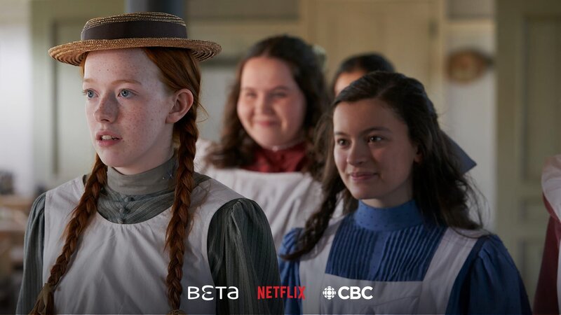 Ann Shirley-Cuthbert (Amybeth McNulty) mit Diana (Dalila Bela) und Tillie (Glenna Walters) – Bild: Bibel TV
