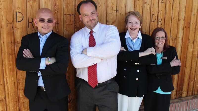 Host Anthony Melchiorri and owner, Virginia Karlsen, General Manager Todd Graves and Director of Sales and Marketing, MJ; as seen on Travel Channel’s Hotel Impossible. – Bild: 2012, The Travel Channel, L.L.C. All rights Reserved.