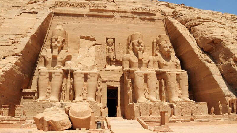 Der Große Tempel von Abu Simbel gilt allgemein als der prächtigste und schönste der Tempel, die während der Herrschaft von Ramses II. in Auftrag gegeben wurden, und als einer der schönsten in Ägypten. – Bild: Tom Schwabel /​ Getty Images /​ Moment RF GettyImages-92615942.j /​ Copyright 2008 Tom Schwabel