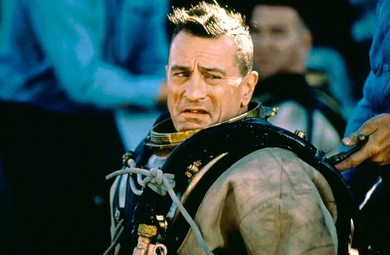 21.10 Les chemins de la dignité Le Major Billy Sunday (Robert de Niro) aide un jeune matelot noir à combattre un système raciste, pour devenir plongeur de la Navy. – Bild: Kabel Eins 21.10 Les chemins de la dignité Le Major Billy Sunday (Robert de Niro) aide un jeune matelot noir à combattre un système raciste, pour devenir plongeur de la Navy. – Bild: Kabel Eins