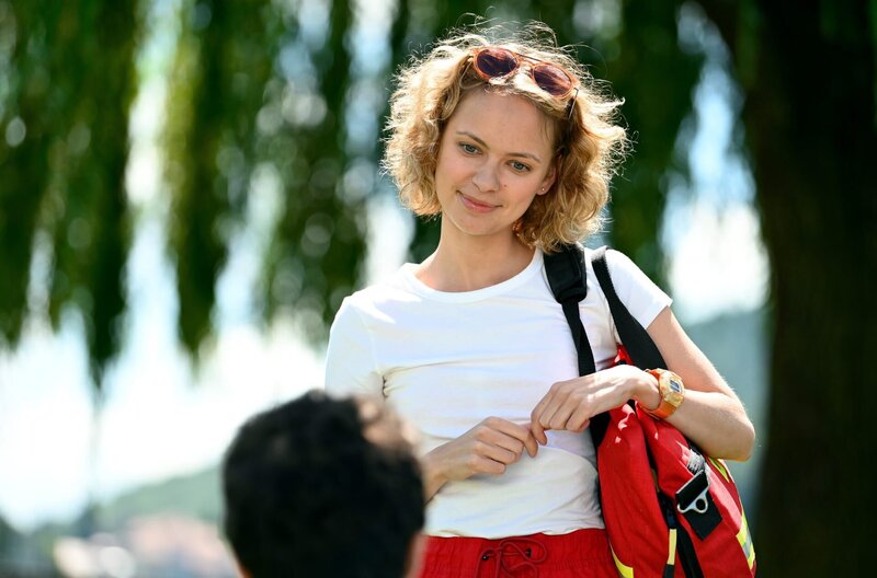 ARD WAPO BODENSEE FOLGE 44, „Helden“, am Dienstag (19.01.21) um 18:50 Uhr im ERSTEN. Anna Schulz (Barbara Prakopenka) trifft zufällig Niklas Fehrenbach. Sie ist eine Schulfreundin seiner Schwester, die jetzt in der Rettungsstelle arbeitet. © ARD/​Laurent Trümper, honorarfrei – Verwendung gemäß der AGB im engen inhaltlichen, redaktionellen Zusammenhang mit genannter ARD-Sendung bei Nennung „Bild: ARD/​Laurent Trümper“ (S2). ARD-Programmdirektion/​Bildredaktion, Tel: 089/​5900⁠–⁠23534, bildredaktion@DasErste.de – Bild: ARD/​Laurent Trümper /​ ARD-Programmdirektion