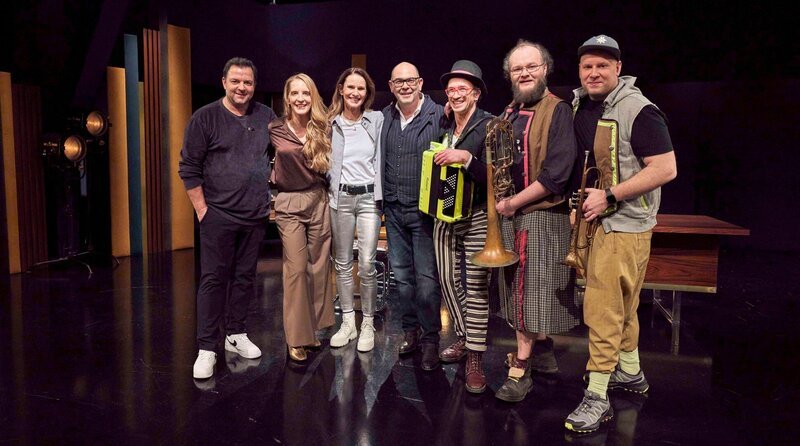 Martin Rütter, Caro Matzko, Katrin Müller-Hohenstein, Hannes Ringlstetter und Kellerkommando. – Bild: BR/​Superfilm Filmproduktions GmbH/​Philipp Thurmaier