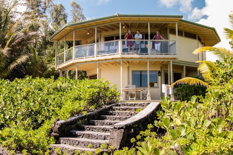 As seen on HGTV’s Beach Hunters, homebuyers Sarah and Preston take in the views from the Kaloli Point House with realtor Christine Heidema. – Bild: 2018, Scripps Networks, LLC. All Rights Reserved.