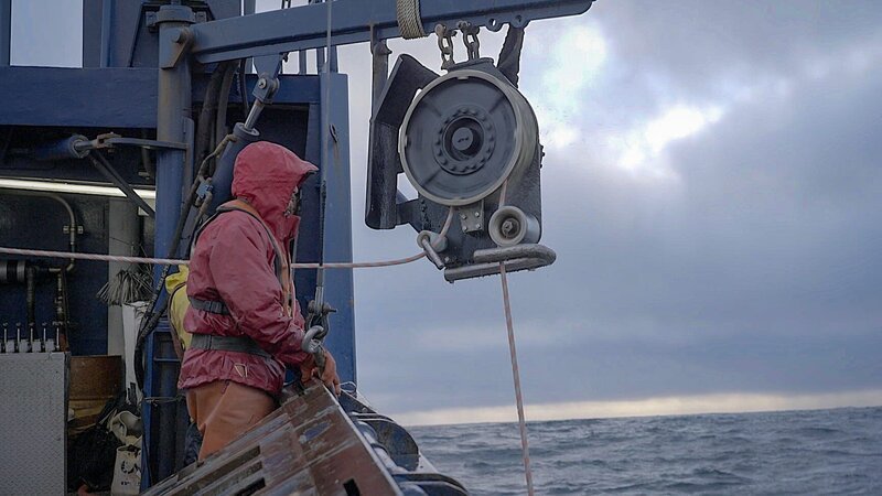 Aleutian Lady deck boss Noah at the rail/​block – Bild: Warner Bros. Discovery, Inc. or its subsidiaries and affiliates.