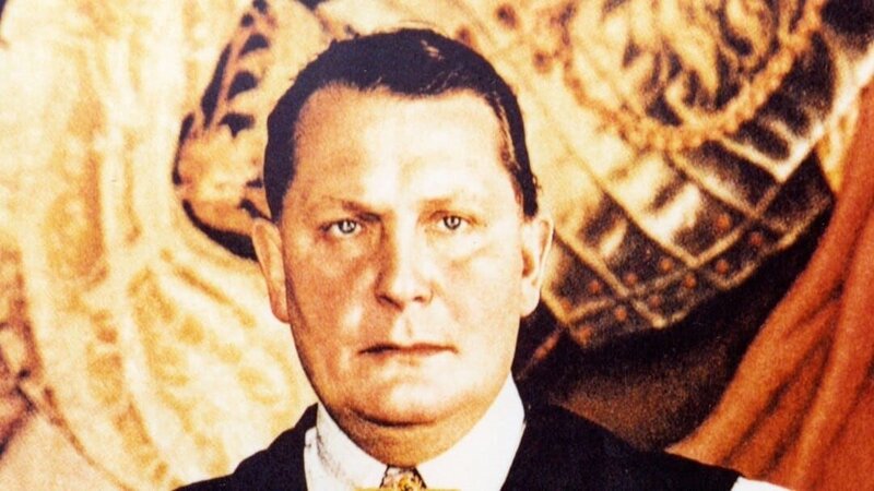 Grandios, arrogant, selbstherrlich: Hermann Göring, hier auf einem stilisierten Foto, blieb sich bis zuletzt treu. In Nürnberg zum Tode durch den Strang verurteilt, beging er in der Nacht vor der Urteilsvollstreckung Selbstmord. – Bild: Alamy Stock Photo/​ WAG TV Limited
