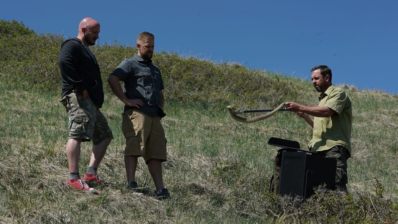 Ryan reveals Greg and Chris his captured rattlesnake from the case that was built for him moments before setting it free. – Bild: Animal Planet /​ Discovery Communications
