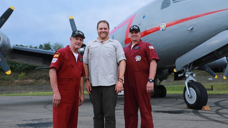 Josh visits pilots Tim Chopp and Dave Shurtleff to discover what issues DC-4 planes have that would cause the Northwest Orient Flight 2501 to crash. – Bild: Discovery Communications, LLC