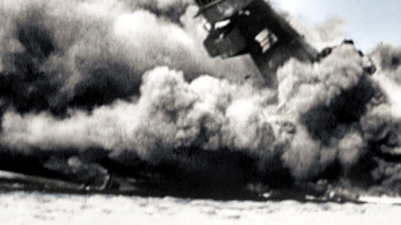 Das Schlachtschiff USS Arizona wird im Hafen angegriffen und versenkt. – Bild: TVNOW /​ World Media Rights