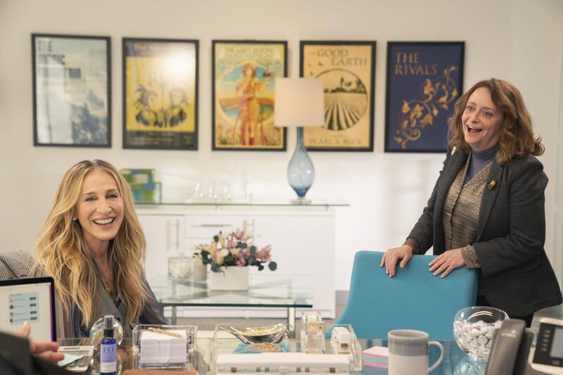 Carrie Bradshaw (Sarah Jessica Parker, li.) – Bild: Home Box Office, Inc. All rights reserved. HBO® and all related programs are the property of Home Box Office, Inc.