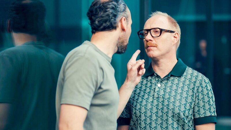 (v.li.): Aleksandar Petrovic (Günther Tichy), Simon Schwarz (Pius Sund). – Bild: ORF/​MR Film