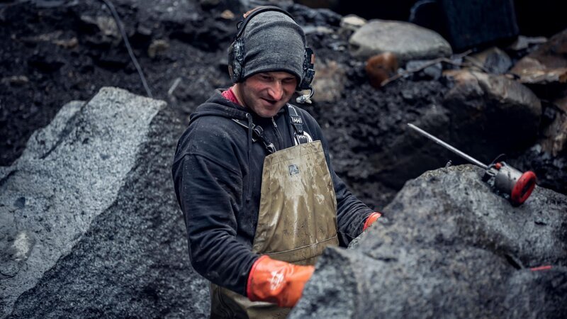 James Hamm bei Felsbrocken mit Felsexpander – Bild: Discovery, Inc.
