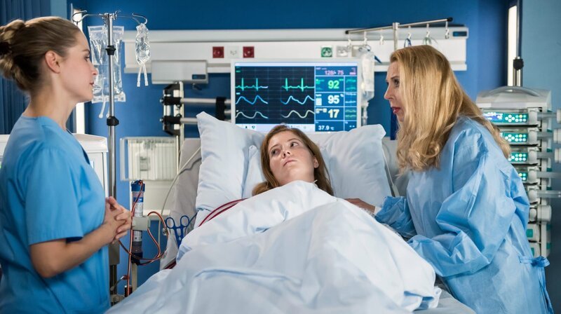 Julia Berger (Mirka Pigulla, l.) und Jutta Hellwegen (Christin Marquitan, r.) machen sich Sorgen um Sophie (Alessa Eisschiel, M.), deren Zustand sich so verschlechtert hat, dass sie auf die Intensivstation verlegt werden musste. – Bild: ARD/​Jens Ulrich Koch