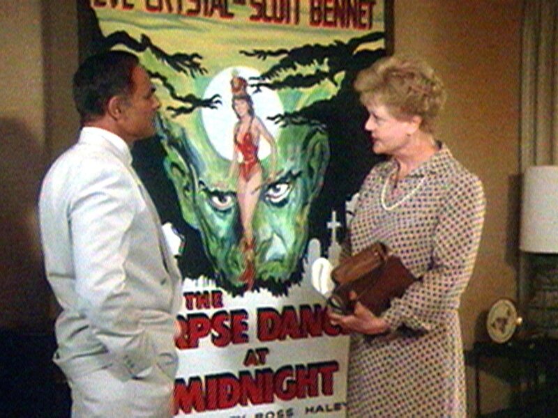 Jessica (Angela Lansbury) stellt Produzent Jerry Lydecker (John Saxon) zur Rede, der ihren Roman in völlig veränderter Fassung verfilmen will. – Bild: Warner TV Serie