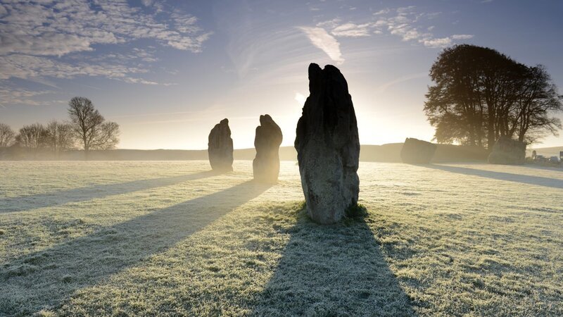 Steine in Avebury am nebligen Morgen, England – Bild: krzych-34/​krzych-34/​krzych-34